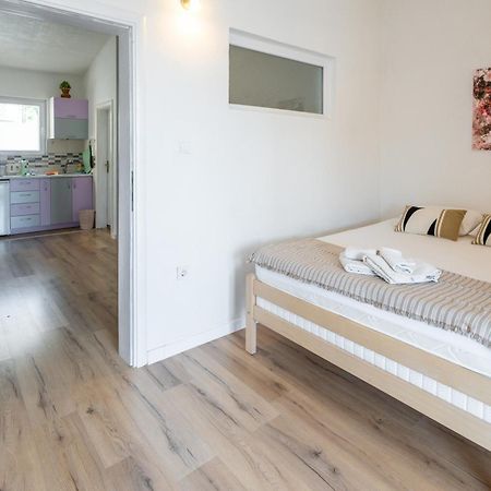 Apartments Miki บาร์ ภายนอก รูปภาพ