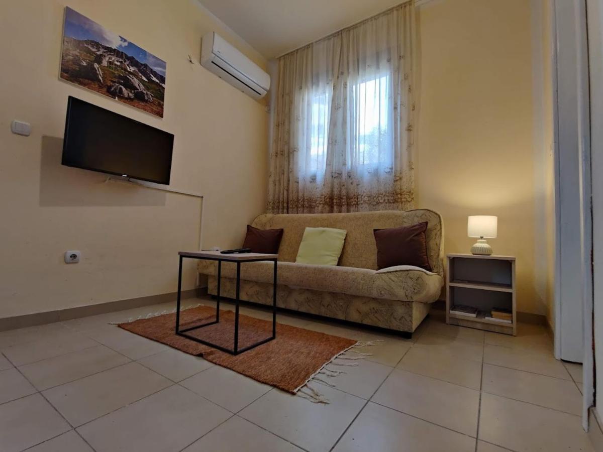 Apartments Miki บาร์ ภายนอก รูปภาพ