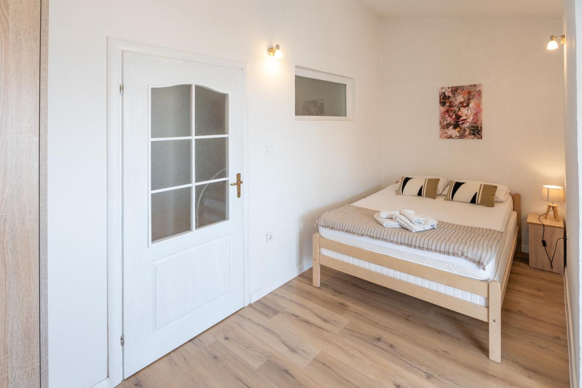 Apartments Miki บาร์ ภายนอก รูปภาพ
