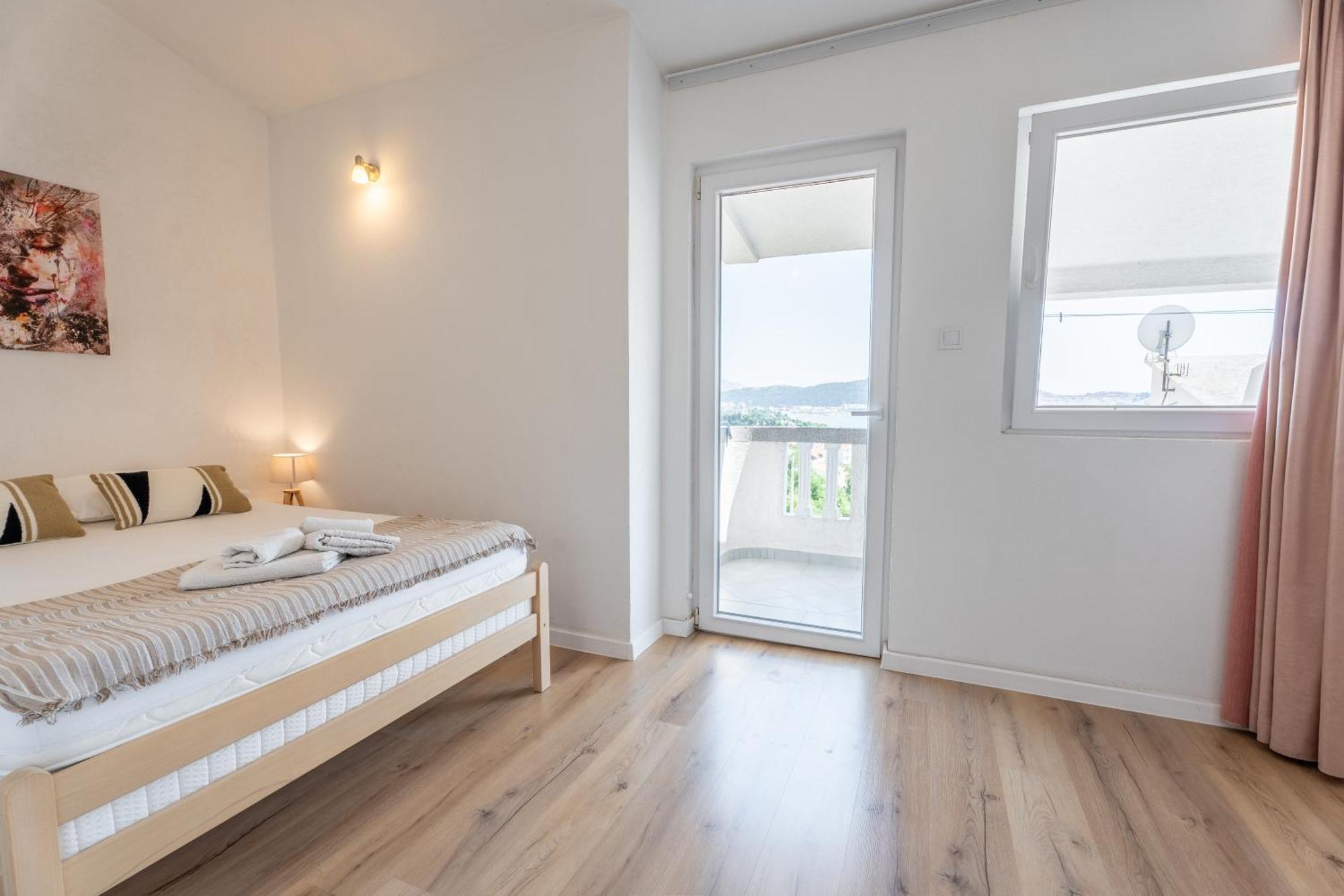 Apartments Miki บาร์ ภายนอก รูปภาพ