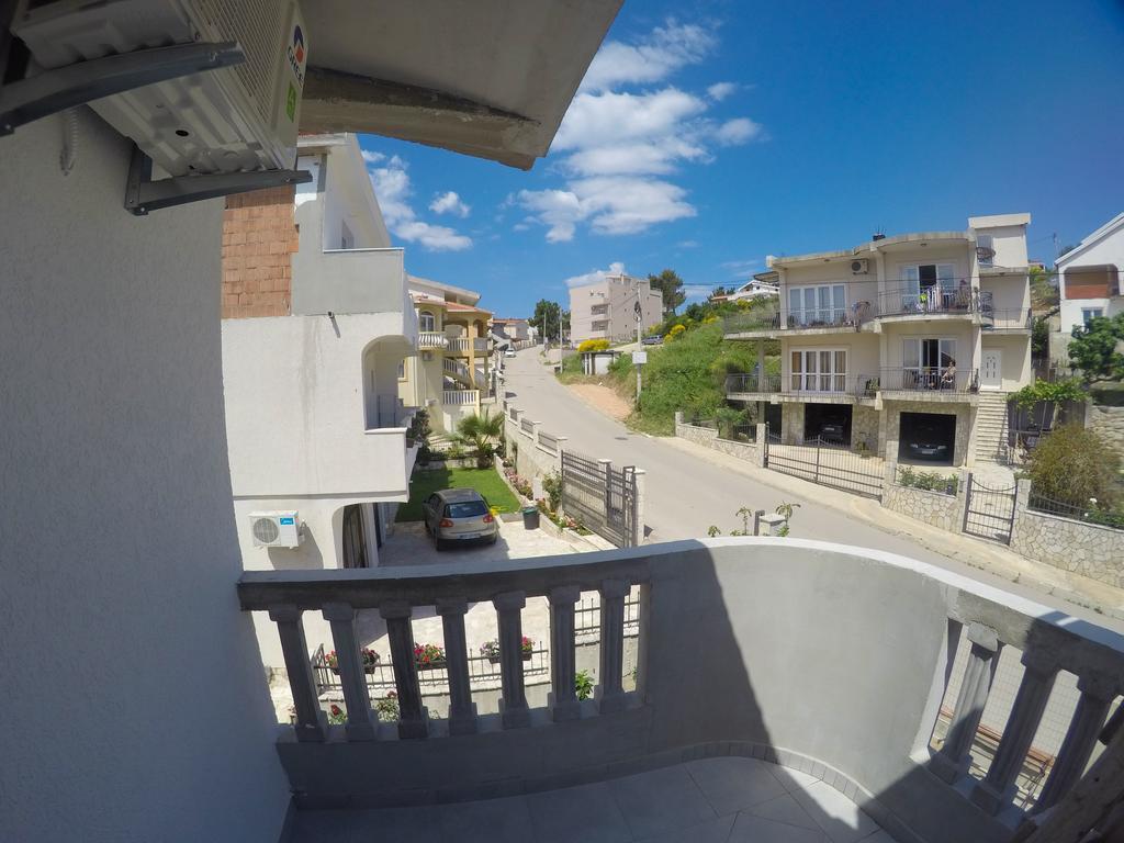 Apartments Miki บาร์ ภายนอก รูปภาพ