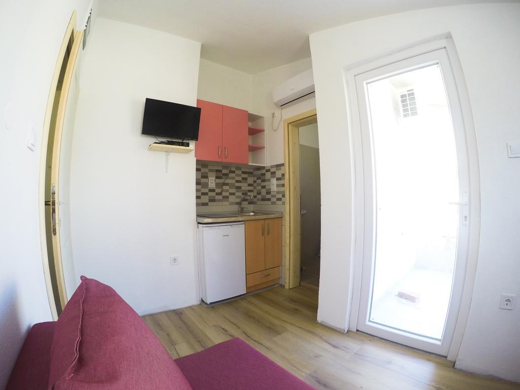 Apartments Miki บาร์ ภายนอก รูปภาพ
