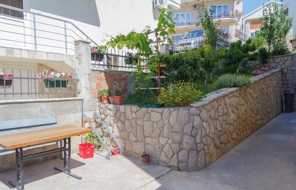 Apartments Miki บาร์ ภายนอก รูปภาพ
