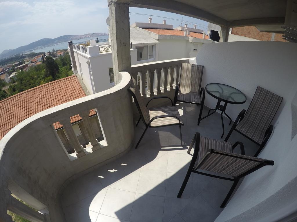 Apartments Miki บาร์ ภายนอก รูปภาพ