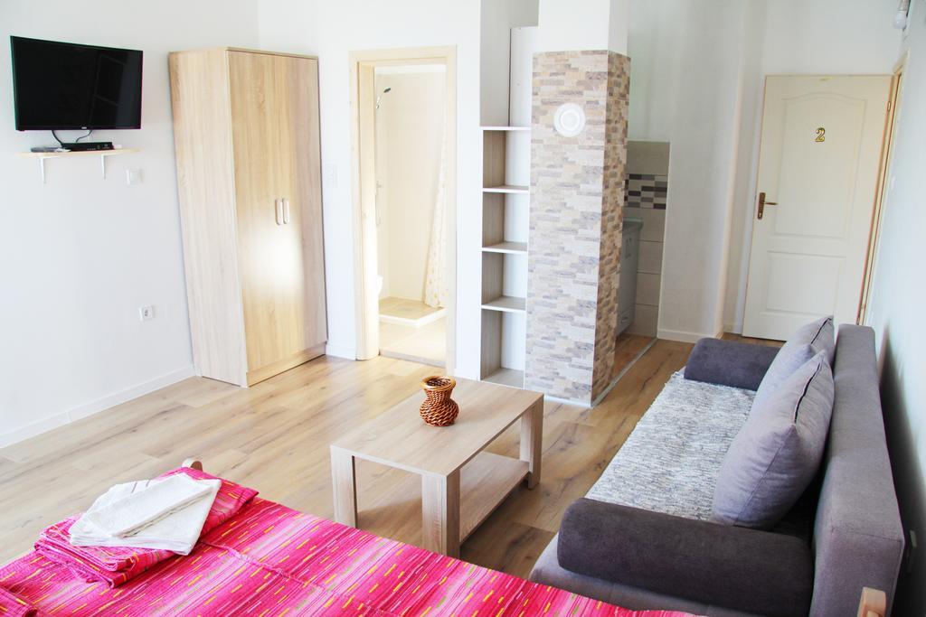 Apartments Miki บาร์ ภายนอก รูปภาพ