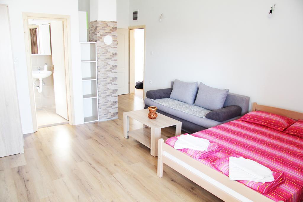 Apartments Miki บาร์ ภายนอก รูปภาพ