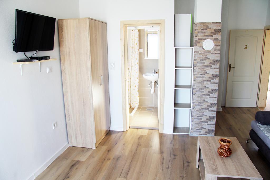 Apartments Miki บาร์ ภายนอก รูปภาพ