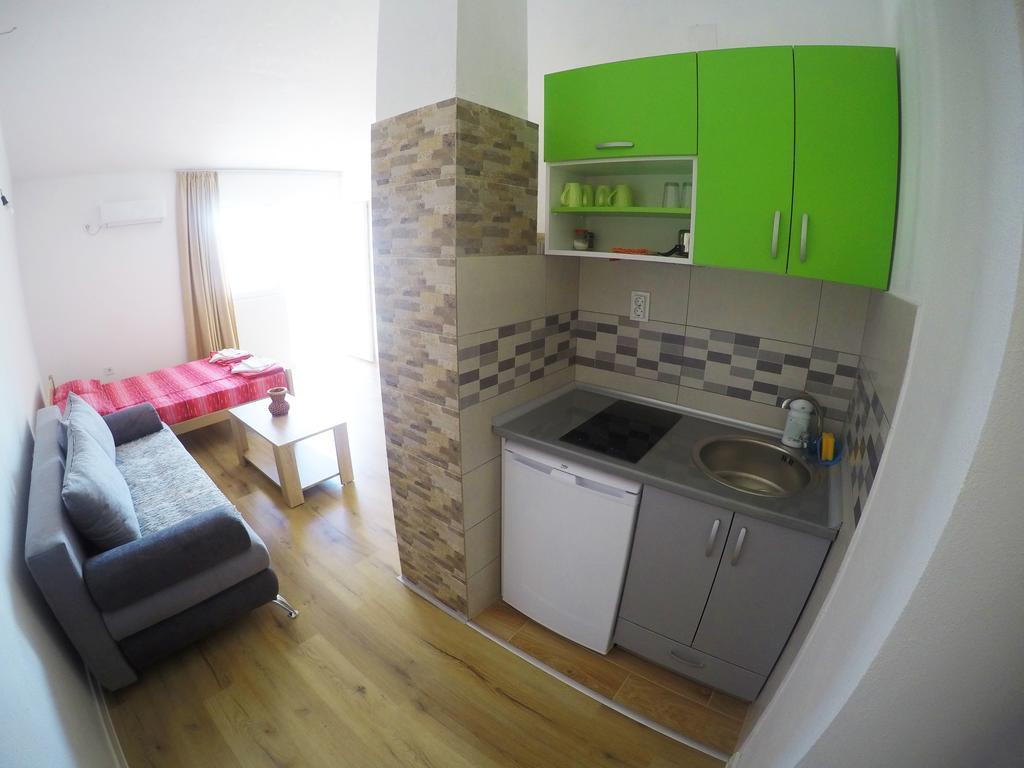 Apartments Miki บาร์ ภายนอก รูปภาพ