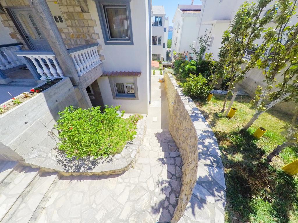 Apartments Miki บาร์ ภายนอก รูปภาพ