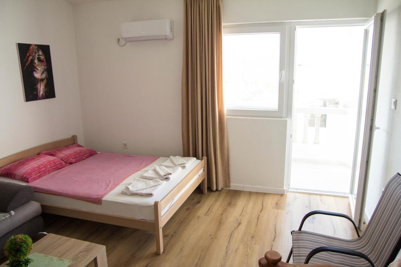 Apartments Miki บาร์ ภายนอก รูปภาพ