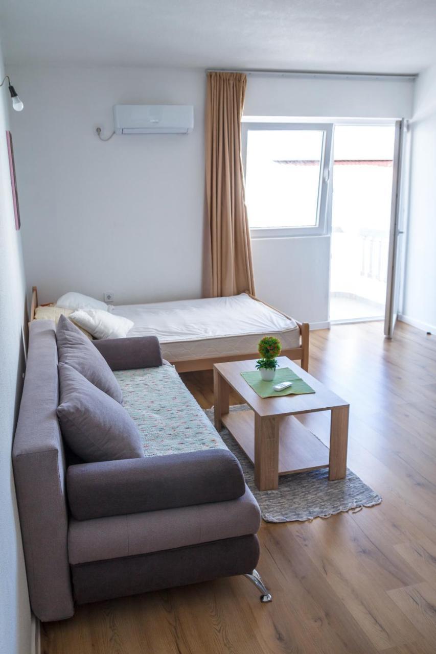 Apartments Miki บาร์ ภายนอก รูปภาพ