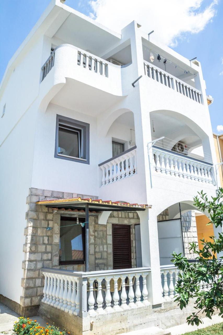 Apartments Miki บาร์ ภายนอก รูปภาพ