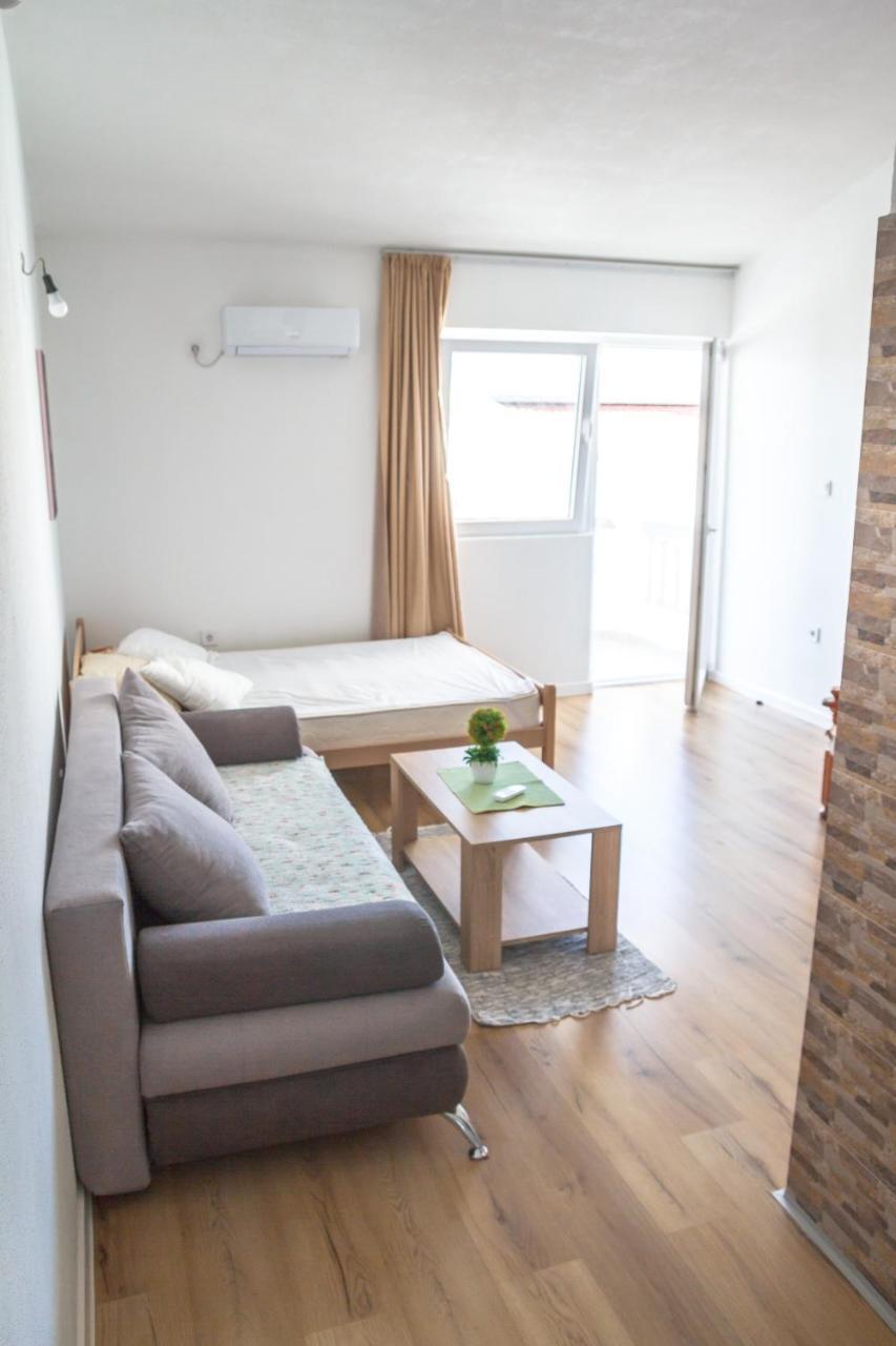 Apartments Miki บาร์ ภายนอก รูปภาพ