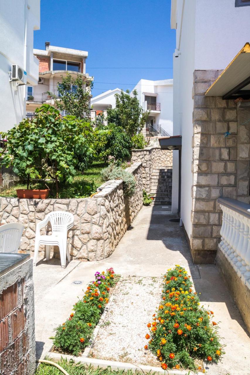 Apartments Miki บาร์ ภายนอก รูปภาพ