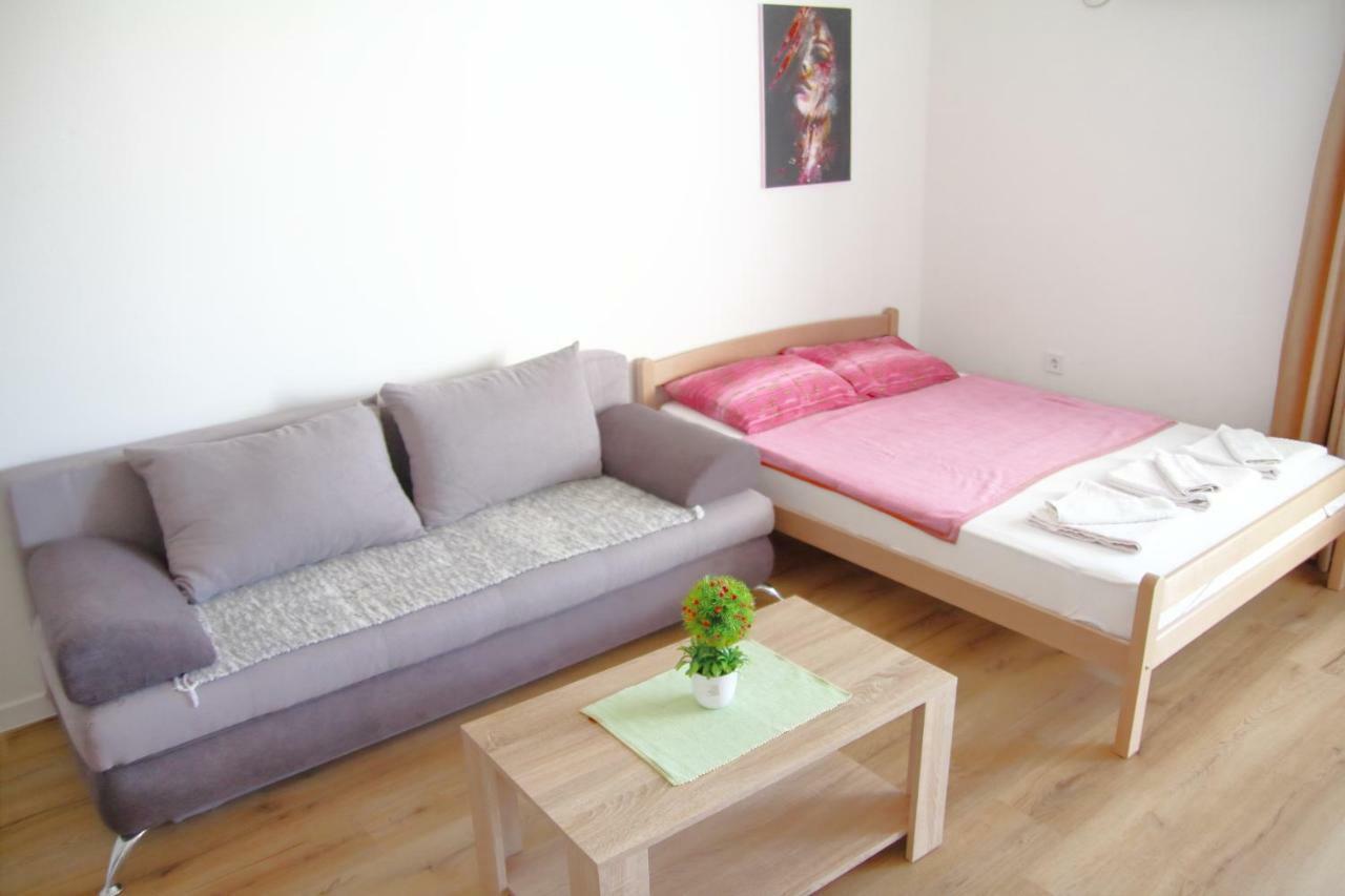 Apartments Miki บาร์ ภายนอก รูปภาพ