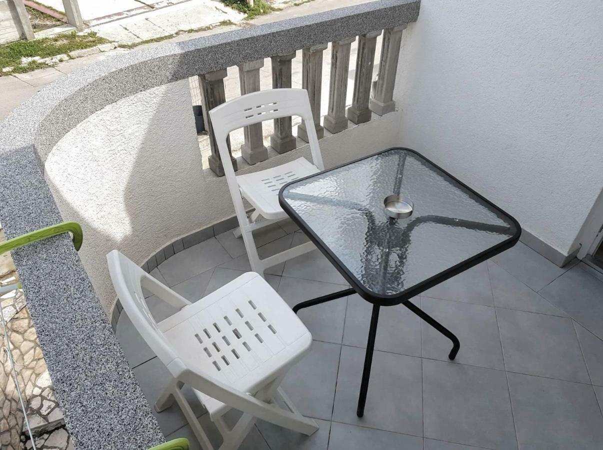 Apartments Miki บาร์ ภายนอก รูปภาพ