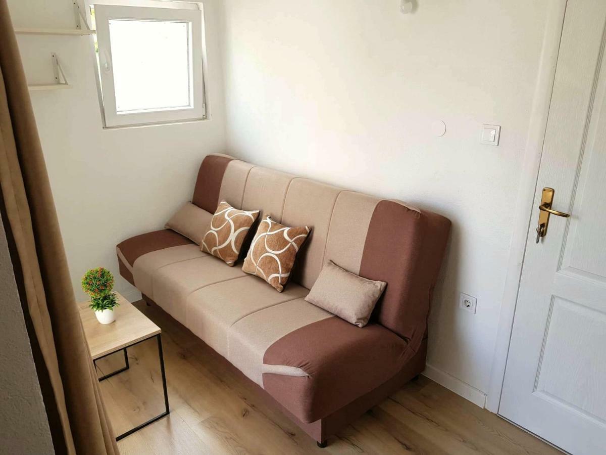 Apartments Miki บาร์ ภายนอก รูปภาพ